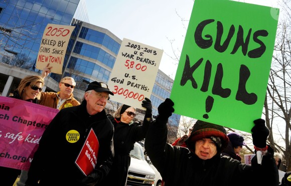 MomsRising défile contre la National Rifle Association (NRA) à Fairfax, le 14 mars 2013.