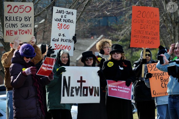 Des manifestants se dressent contre la National Rifle Association (NRA) à Fairfax, le 14 mars 2013.