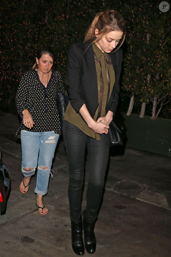 Amber Heard cache sa bague à West Hollywood, Los Angeles, le 13 janvier 2014.