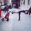 Hilaria Baldwin s'est mise au défi de se faire prendre en photo dans de drôles de positions dans les rues de New York.