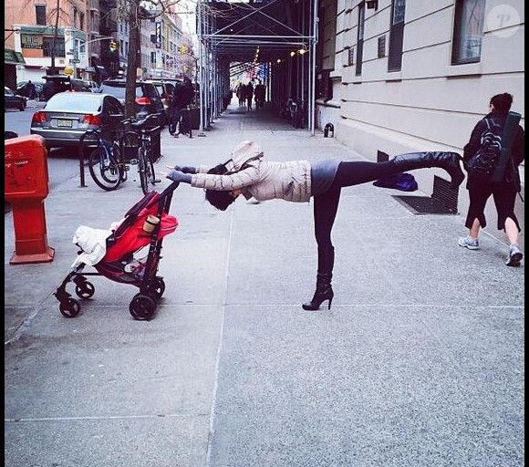 Hilaria Baldwin s'est mise au défi de se faire prendre en photo dans de drôles de positions dans les rues de New York.