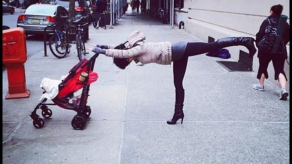 Hilaria Baldwin, acharnée du yoga : Maman active, même en plein New York !