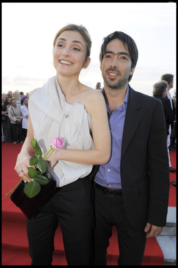 Julie Gayet et son compagnon de l'époque Emmanuel Gillibert, frère de Charles avec qui elle est associée dans la société Cinémaphore, à Cabourg le 13 juin 2009.