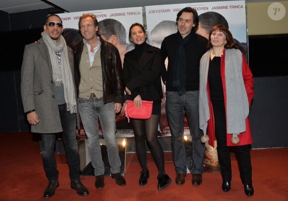 JoeyStarr, Stéphane Freiss, Virginie Ledoyen (enceinte), Emmanuel Mouret (realisateur) et Ariane Ascaride à la première d'Une autre vie à Paris, le 20 janvier 2014.