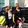 Melanie Griffith va faire du shopping avec sa fille Stella Banderas au Planet Blue de Beverly Hills, Los Angeles, le 20 janvier 2014.