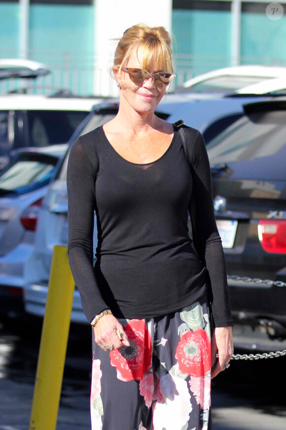 Melanie Griffith en belle forme va faire du shopping avec sa fille Stella Banderas au Planet Blue de Beverly Hills, Los Angeles, le 20 janvier 2014.
