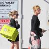 Melanie Griffith sort du shopping avec sa fille Stella Banderas au Planet Blue de Beverly Hills, Los Angeles, le 20 janvier 2014.