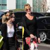 Melanie Griffith complice avec sa fille Stella Banderas au Planet Blue de Beverly Hills, Los Angeles, le 20 janvier 2014.