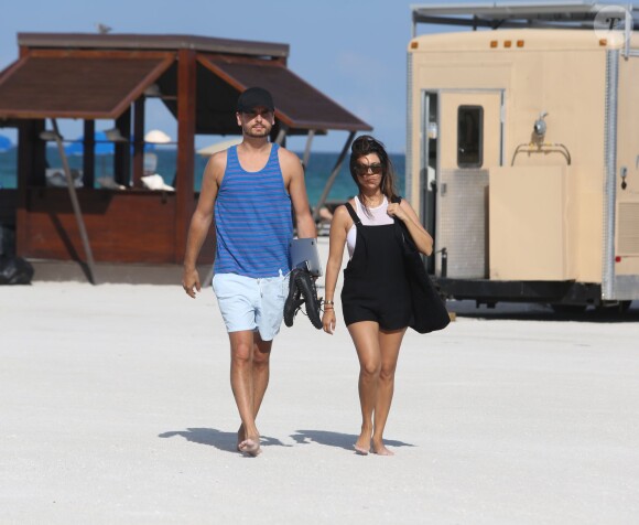 Kourtney Kardashian et Scott Disick se relaxent sur une plage à Miami, le 28 septembre 2013