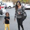 Exclusif - Kourtney Kardashian et son fils Mason se promènent dans les rues de Thousand Oaks pendant le tournage de leur émission. Le 1er octobre 2013