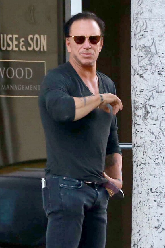 Mickey Rourke métamorphosé et plus mince, à West Hollywood (Los Angeles) le 14 janvier 2014
