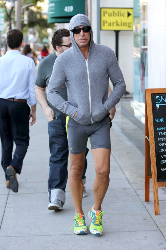 Mickey Rourke en tenue de sport à Beverly Hills le 14 janvier 2014, se montrant très mince et le visage transformé