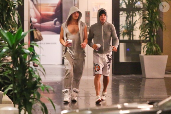 Mickey Rourke (à droite) aminci et le visage différent, sortant d'un cours de sport à Beverly Hills (Los Angeles) le 21 janvier 2014