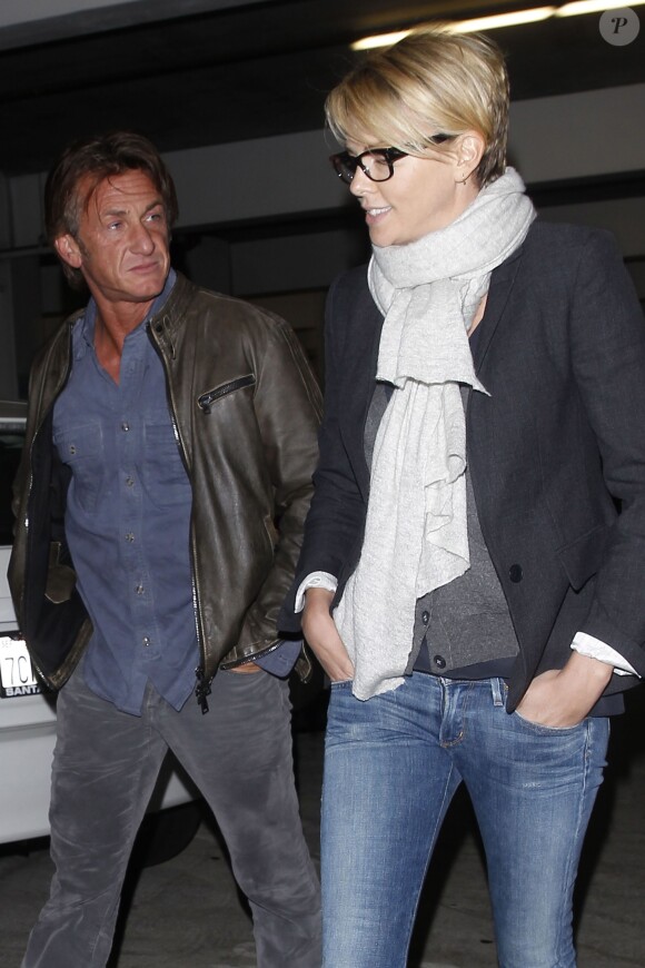 Sean Penn et Charlize Theron à Hollywood après avoir été au cinéma voir Le Loup de Wall Street ensemble le 5 janvier 2014