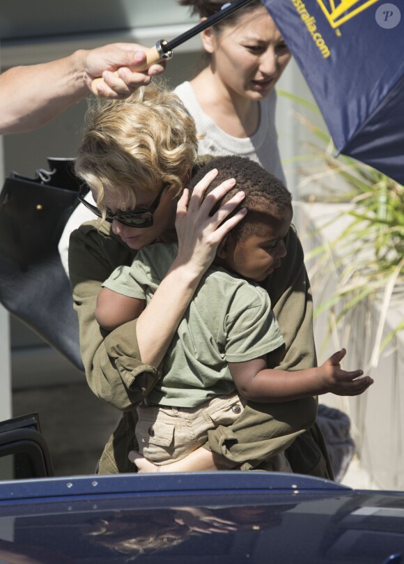 Charlize Theron avec son fils Jackson à Sydney en Australie le 26 novembre 2013