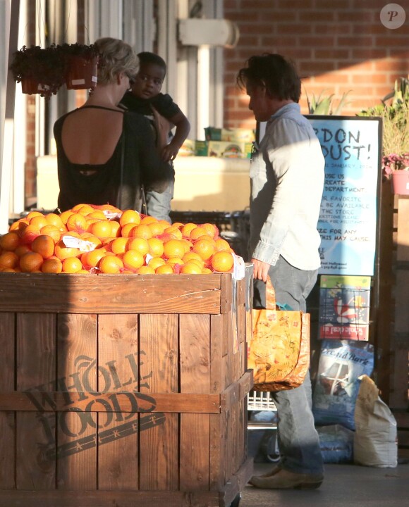 Charlize Theron, son fils Jackson et son compagnon Sean Penn, faisant les courses dans le supermarché Whole Foods à West Hollywood le 22 janvier 2014