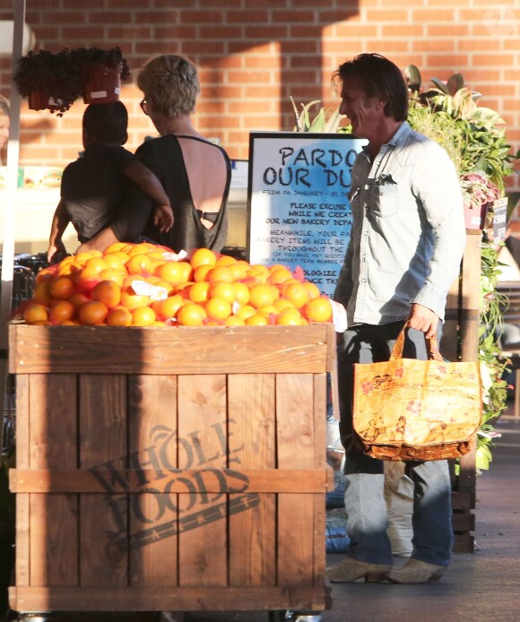 Charlize Theron, son fils Jackson et son compagnon Sean Penn, faisant les courses dans le supermarché Whole Foods à West Hollywood le 22 janvier 2014