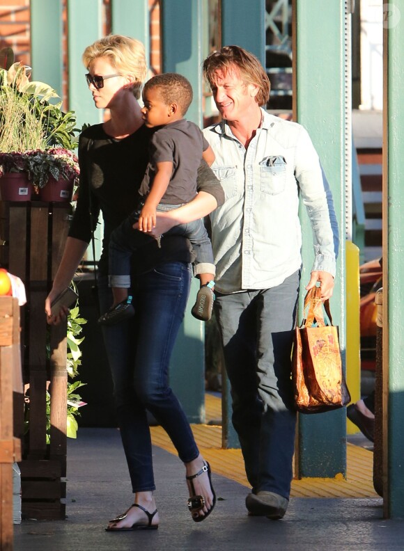 Charlize Theron, son fils Jackson et son compagnon Sean Penn, faisant les courses dans le supermarché Whole Foods à West Hollywood le 22 janvier 2014