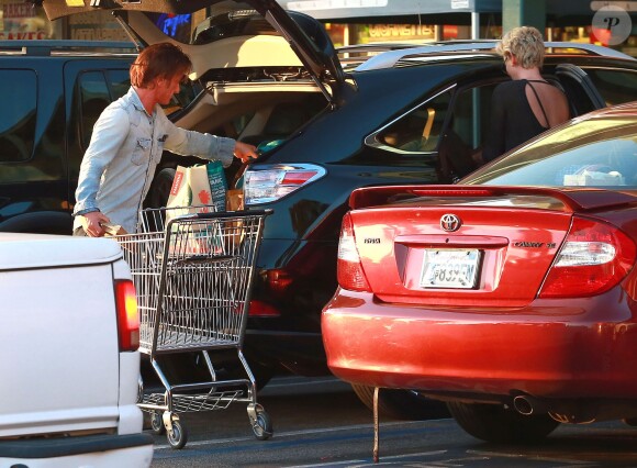 Charlize Theron, son fils Jackson et son compagnon Sean Penn, faisant les courses dans le supermarché Whole Foods à West Hollywood le 22 janvier 2014