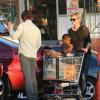 Charlize Theron, son fils Jackson et son compagnon Sean Penn, faisant les courses dans le supermarché Whole Foods à West Hollywood le 22 janvier 2014