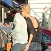 Charlize Theron, son fils Jackson et son compagnon Sean Penn, faisant les courses dans le supermarché Whole Foods à West Hollywood le 22 janvier 2014 : la main baladeuse de Charlize !