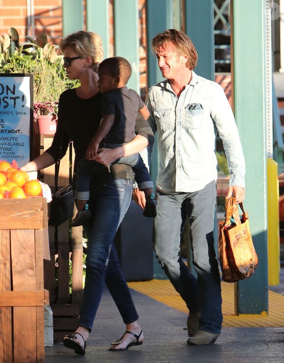 Charlize Theron, son fils Jackson et son compagnon Sean Penn, faisant les courses dans le supermarché Whole Foods à West Hollywood le 22 janvier 2014