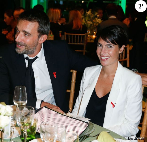 Alessandra Sublet (smoking et pochette Gérard Darel) et son mari Clément lors du Dîner de la mode pour le Sidaction au Pavillon d'Armenonville à Paris, le 23 janvier 2014.