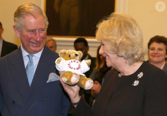Camilla étant un bébé du King's Hospital, cette peluche le revendiquant était faite pour elle ! Le prince Charles et la duchesse Camilla visitaient le 23 janvier 2014 le King's Hospital à Camberwell, dans le sud de Londres.