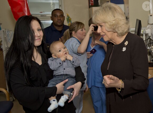 Camilla a décidément le truc avec les bébés... Le prince Charles et la duchesse Camilla visitaient le 23 janvier 2014 le King's Hospital à Camberwell, dans le sud de Londres.