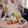 A Camilla les bébés, à Charles les seniors. Le prince Charles et la duchesse Camilla visitaient le 23 janvier 2014 le King's Hospital à Camberwell, dans le sud de Londres.