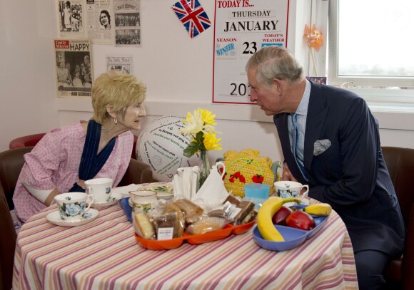 A Camilla les bébés, à Charles les seniors. Le prince Charles et la duchesse Camilla visitaient le 23 janvier 2014 le King's Hospital à Camberwell, dans le sud de Londres.