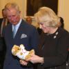 Camilla étant un bébé du King's Hospital, cette peluche le revendiquant était faite pour elle ! Le prince Charles et la duchesse Camilla visitaient le 23 janvier 2014 le King's Hospital à Camberwell, dans le sud de Londres.