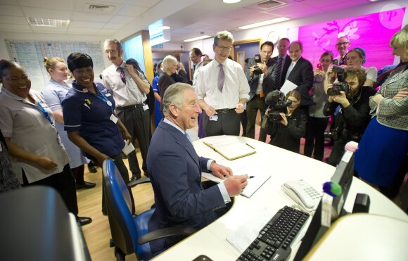 Le prince Charles, au boulot sous haute surveillance, et la duchesse Camilla visitaient le 23 janvier 2014 le King's Hospital à Camberwell, dans le sud de Londres.