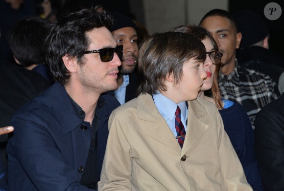 Jérémie Elkaïm, Valérie Donzelli et leur fils Gabriel assistent au défilé de mode Hommes Automne-Hiver 2014/2015 Dior Homme à Paris, le 18 janvier 2014.