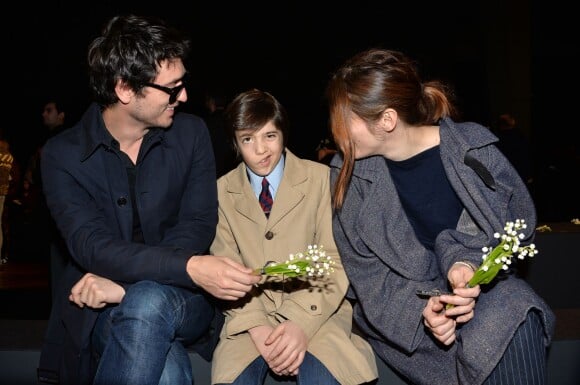 Jérémie Elkaïm, Valérie Donzelli et leur fils Gabriel assistent au défilé de mode Hommes Automne-Hiver 2014/2015 Dior Homme à Paris, le 18 janvier 2014.