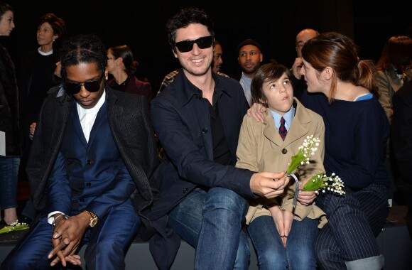 Jérémie Elkaïm, Valérie Donzelli et leur fils Gabriel assistent au défilé de mode Hommes Automne-Hiver 2014/2015 Dior Homme à Paris, le 18 janvier 2014.