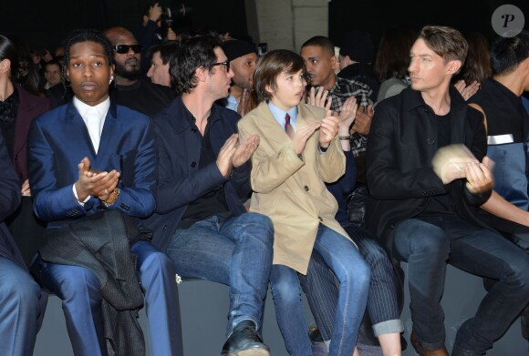 Jérémie Elkaïm, Valérie Donzelli et leur fils Gabriel assistent au défilé de mode Hommes Automne-Hiver 2014/2015 Dior Homme à Paris, le 18 janvier 2014.