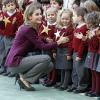 La princesse Letizia d'Espagne, admirée par les petites filles mais aussi les petits garçons, présidait dans un établissement d'Almeria le premier Congrès scolaire des maladies rares, le 24 janvier 2014