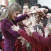 La princesse Letizia d'Espagne, très demandée par les enfants, présidait dans un établissement d'Almeria le premier Congrès scolaire des maladies rares, le 24 janvier 2014