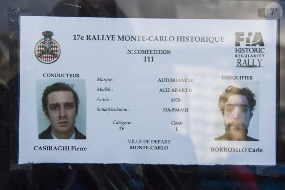 Fiche des compétiteurs Pierre Casiraghi et Carlo Borromeo, sur le pare-brise de leur Fiat Autobianchi A 112 Abarth, au départ du 17e Rallye Monte-Carlo Historique, le 23 janvier 2014 à Monaco.