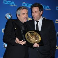 Ben Affleck tout sourire pour honorer Alfonso Cuaron devant Sandra Bullock