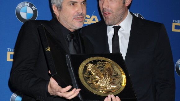 Ben Affleck tout sourire pour honorer Alfonso Cuaron devant Sandra Bullock