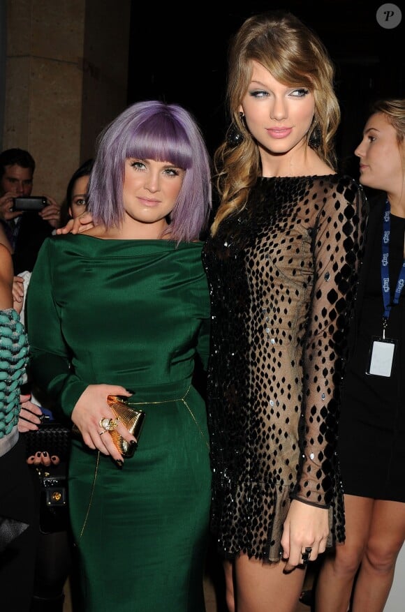 Kelly Osbourne et Taylor Swift lors de la soirée pré-Grammys organisée par le producteur Clive Davis à Los Angeles, le 25 janvier 2014.