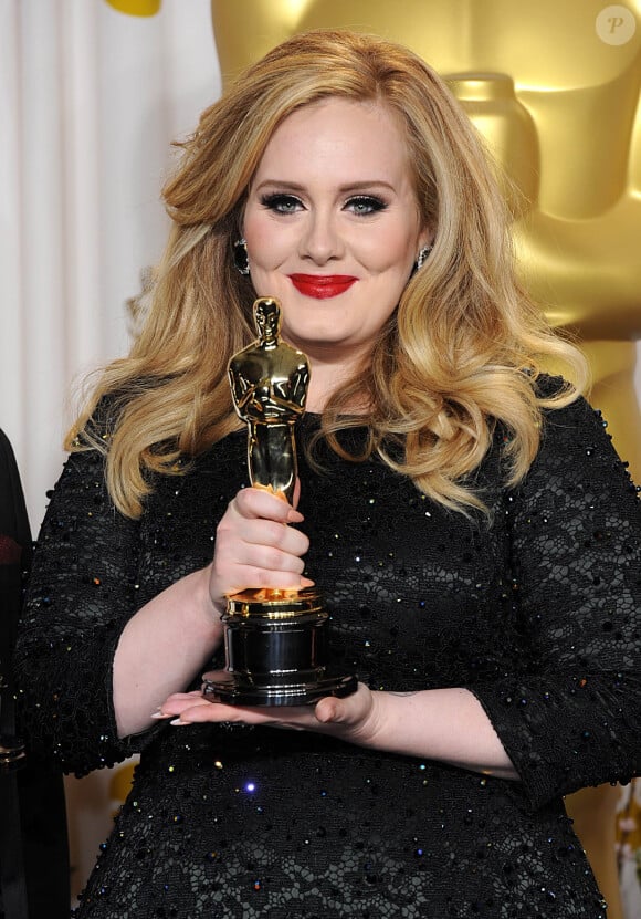 Adele tient l'Oscar de la meilleure chanson pour Skyfall lors de la 85e cérémonie des Oscars à Hollywood, le 24 février 2013.