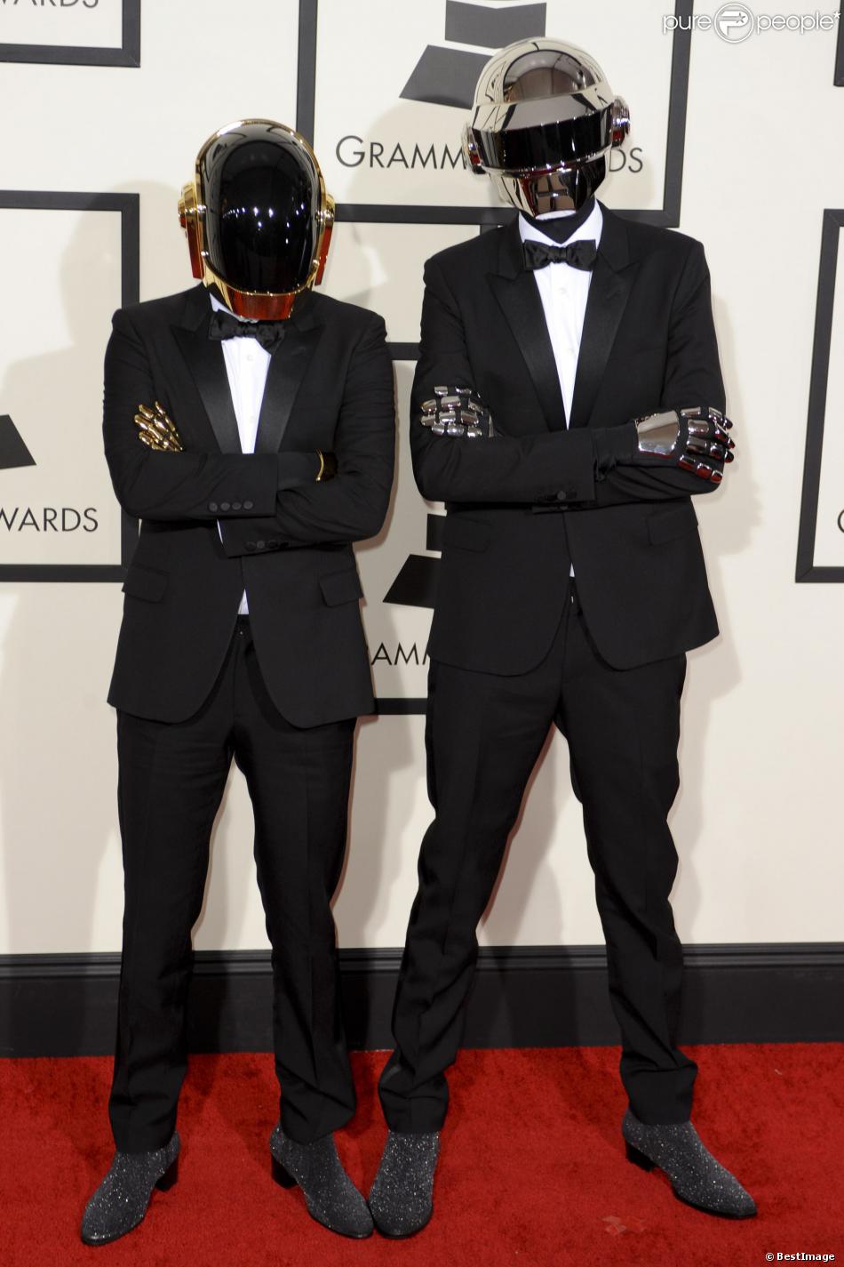 Les Daft Punk, robots ultrastylés en smokings et chaussures Saint Laurent lors des 56e Grammy Awards au Staples Center. Los Angeles, le 26 janvier 2014.