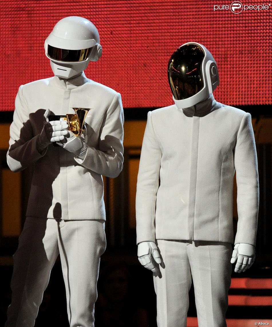 Guy-Manuel de Homem-Christo and Thomas Bangalter  du duo Daft Punk, récompensés du prix d&#039;Enregistrement de l&#039;Année (pour Get Lucky) lors des 56e Grammy Awards au Staples Center. Los Angeles, le 26 janvier 2014.