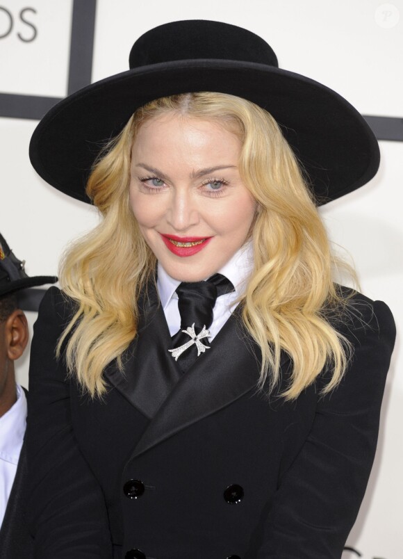 Le sourire en or de Madonna, qui a accessoirisé son smoking d'une paire de grills en or, lors des 56e Grammy Awards au Staples Center. Los Angeles, le 26 janvier 2014.