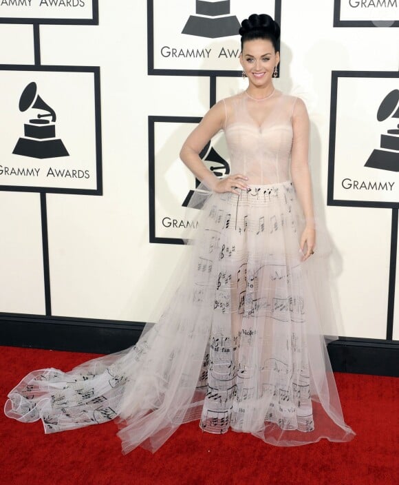 Fashion faux pas pour Katy Perry, habillée d'une robe Valentino haute couture (collection printemps-été 2014) lors des 56e Grammy Awards au Staples Center. Los Angeles, le 26 janvier 2014.