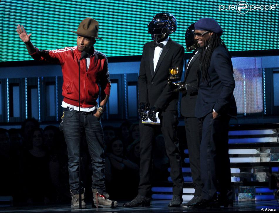 Pharrell Williams, les Daft Punk et Nile Rodgers acceptent le prix de Meilleure Performance Pop d&#039;un duo ou groupe pour Get Lucky lors des 56e Grammy Awards au Staples Center. Los Angeles, le 26 janvier 2014.