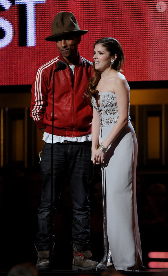 Pharrell Williams et  Anna Kendrick ont remis le prix de Révélation de l'Année lors des 56e Grammy Awards au Staples Center. Los Angeles, le 26 janvier 2014.